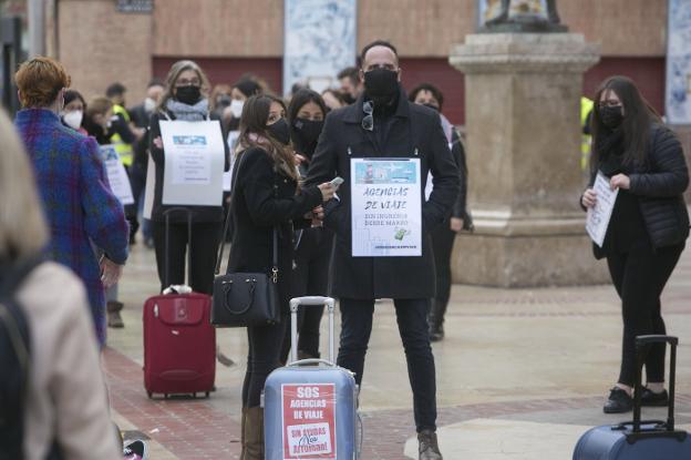 Las restricciones dejan miles de anulaciones de reservas en bares, cenas de Nochevieja y viajes