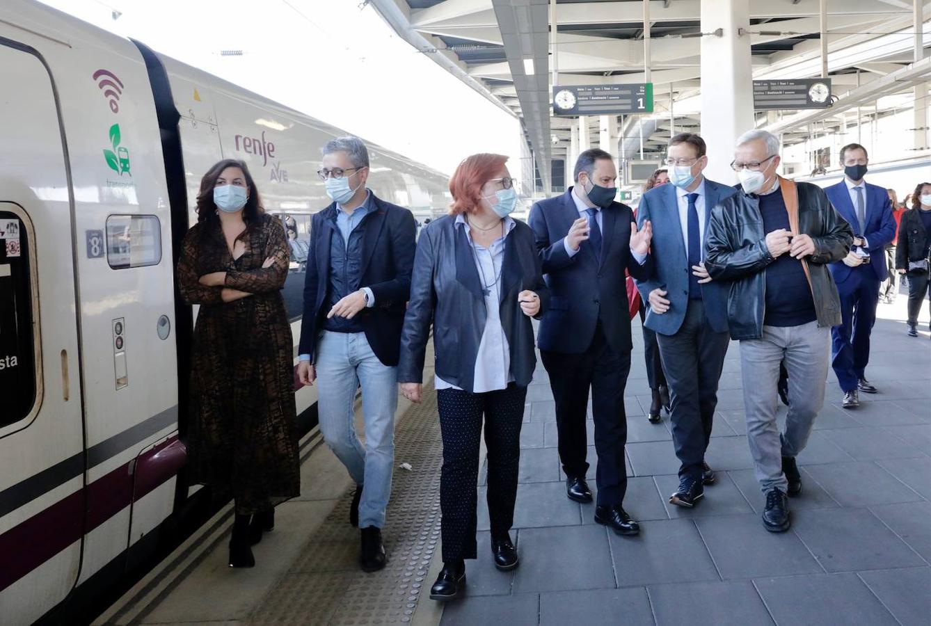 Se cumplen diez años desde que el AVE llegara a la Comunitat. El acto conmemorativo ha reunido, entre otros, el ministro José Luis Ábalos, acompañado por Ximo Puig, jefe del Consell, y el alcalde de Valencia, Joan Ribó. Importantes empresarios de la Comunitat también han estado presentes en el acto realizado en la estación Joaquín Sorolla. 