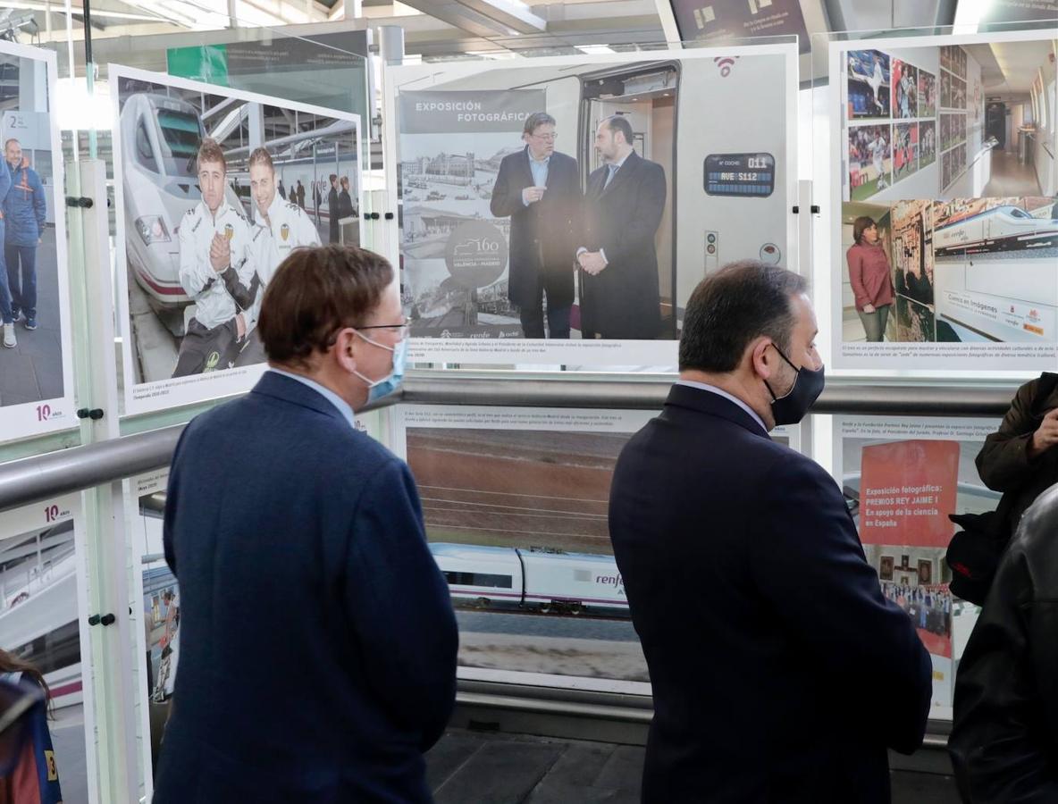 Se cumplen diez años desde que el AVE llegara a la Comunitat. El acto conmemorativo ha reunido, entre otros, el ministro José Luis Ábalos, acompañado por Ximo Puig, jefe del Consell, y el alcalde de Valencia, Joan Ribó. Importantes empresarios de la Comunitat también han estado presentes en el acto realizado en la estación Joaquín Sorolla. 