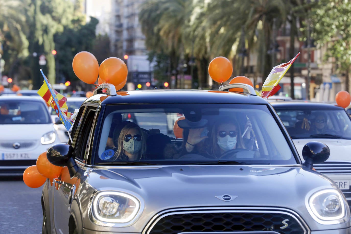 La manifestación en coche contra la Lomloe recorre algunas de las principales vías de Valencia. La protesta, impulsada a nivel nacional por la plataforma 'Concertados', reúne a los detractores de la Ley Celaá en un recorrido iniciado en el paseo de la Alameda y que atraviesa las Grandes Vías, el paseo de la Pechina, las calles Blanquerías, Conde de Trenor, Pintor López y Paseo Ciudadela y el puente de las Flores