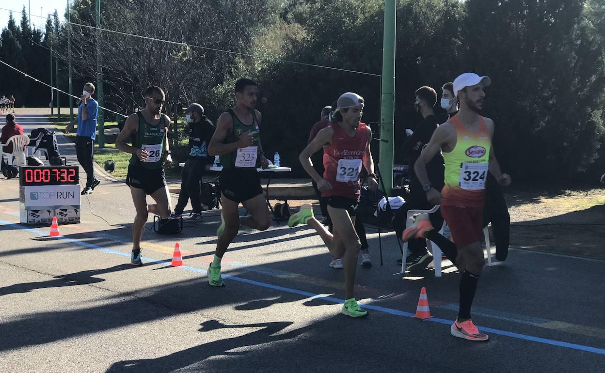 El Khayami, durante la carrera, tercero tras Alberto López y Barzola, que le flanquearon en el podio. 