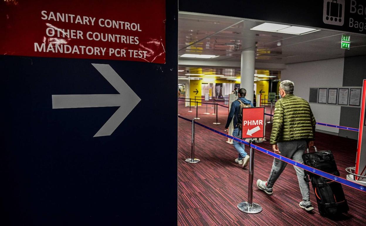 Pasajeros llegan al aeropuerto Paris Roissy Charles De Gaulle procedentes de Reino Unido. 