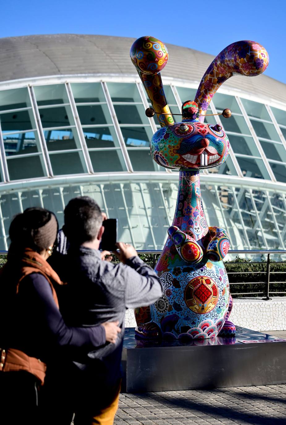 Catorce esculturas del artista taiwanés Hung Yi (1970) inundan de color La Ciutat de les Arts i les Ciències de Valencia en una exposición de libre acceso que se ha inaugurado este jueves en el Paseo del Arte del Umbracle y el lago norte del Hemisfèric bajo el título 'Galaxia Hung'. La galaxia que ha inventado Hung Yi está habitada por osos pandas, rinocerontes, cisnes y patos, todos ellos con una percepción colorista y con una visión muy oriental expresada en esos meticulosos dibujos que acompañan a las esculturas que estarán instaladas en los exteriores de la Ciutat de les Arts i les Ciències hasta el próximo 21 de febrero. 