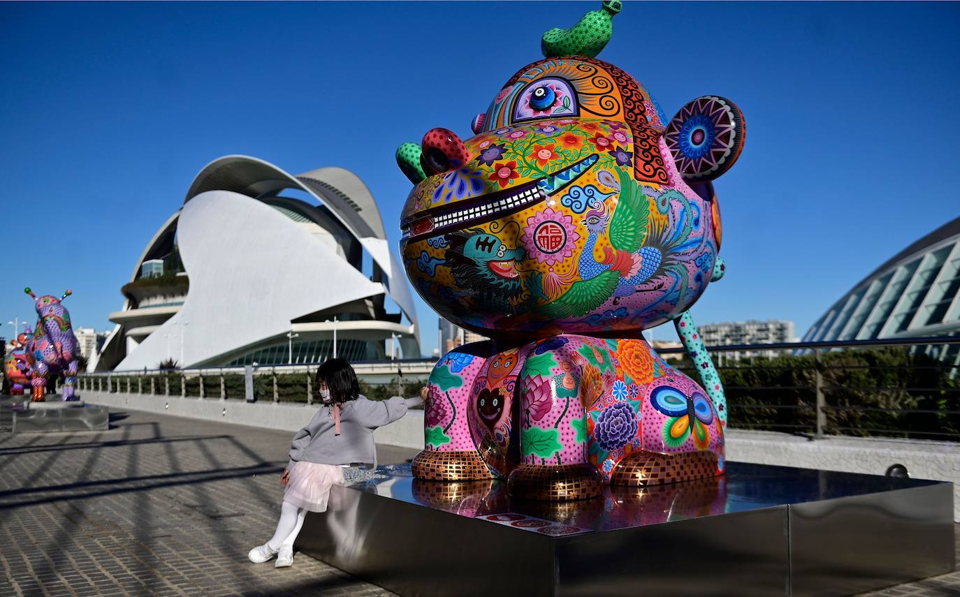 Catorce esculturas del artista taiwanés Hung Yi (1970) inundan de color La Ciutat de les Arts i les Ciències de Valencia en una exposición de libre acceso que se ha inaugurado este jueves en el Paseo del Arte del Umbracle y el lago norte del Hemisfèric bajo el título 'Galaxia Hung'. La galaxia que ha inventado Hung Yi está habitada por osos pandas, rinocerontes, cisnes y patos, todos ellos con una percepción colorista y con una visión muy oriental expresada en esos meticulosos dibujos que acompañan a las esculturas que estarán instaladas en los exteriores de la Ciutat de les Arts i les Ciències hasta el próximo 21 de febrero. 