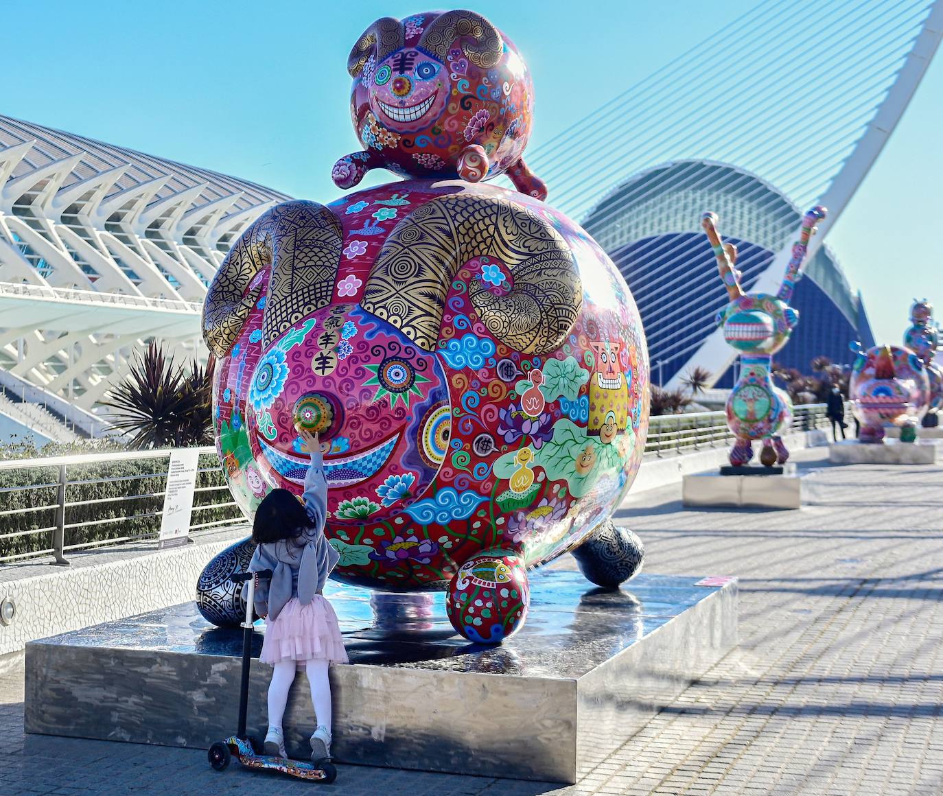 Catorce esculturas del artista taiwanés Hung Yi (1970) inundan de color La Ciutat de les Arts i les Ciències de Valencia en una exposición de libre acceso que se ha inaugurado este jueves en el Paseo del Arte del Umbracle y el lago norte del Hemisfèric bajo el título 'Galaxia Hung'. La galaxia que ha inventado Hung Yi está habitada por osos pandas, rinocerontes, cisnes y patos, todos ellos con una percepción colorista y con una visión muy oriental expresada en esos meticulosos dibujos que acompañan a las esculturas que estarán instaladas en los exteriores de la Ciutat de les Arts i les Ciències hasta el próximo 21 de febrero. 