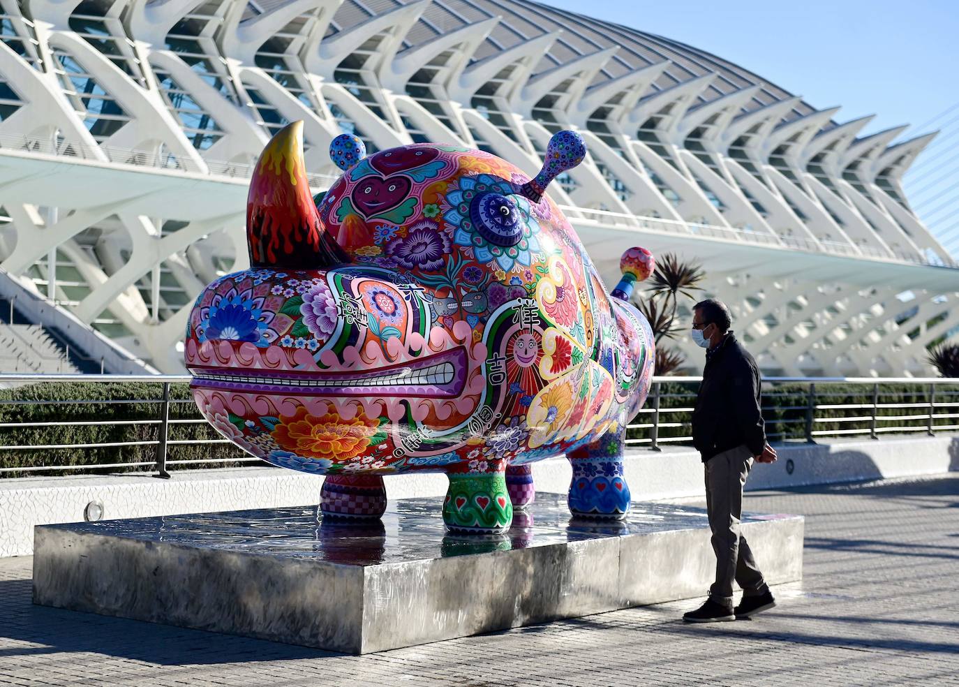 Catorce esculturas del artista taiwanés Hung Yi (1970) inundan de color La Ciutat de les Arts i les Ciències de Valencia en una exposición de libre acceso que se ha inaugurado este jueves en el Paseo del Arte del Umbracle y el lago norte del Hemisfèric bajo el título 'Galaxia Hung'. La galaxia que ha inventado Hung Yi está habitada por osos pandas, rinocerontes, cisnes y patos, todos ellos con una percepción colorista y con una visión muy oriental expresada en esos meticulosos dibujos que acompañan a las esculturas que estarán instaladas en los exteriores de la Ciutat de les Arts i les Ciències hasta el próximo 21 de febrero. 