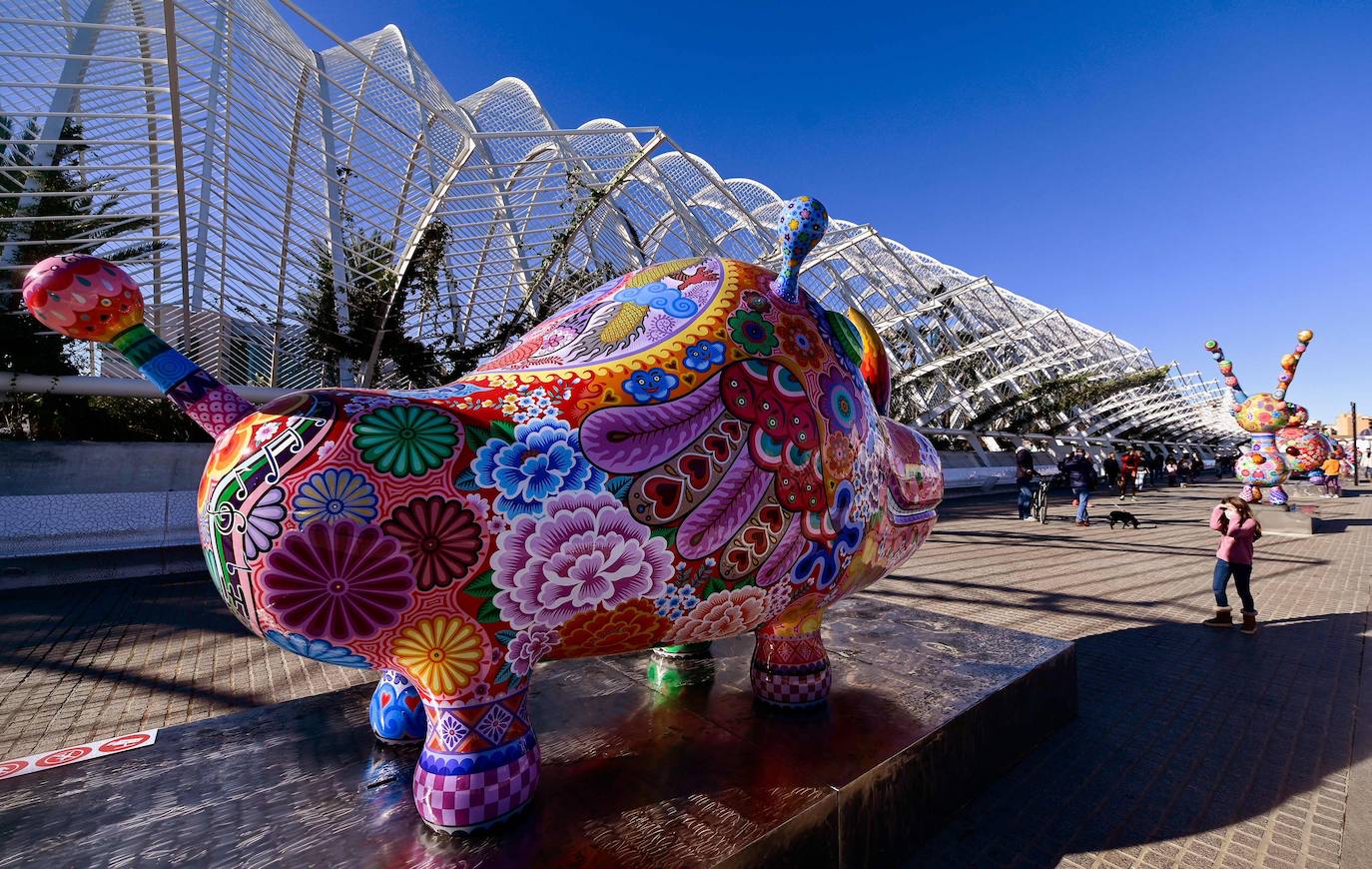 Catorce esculturas del artista taiwanés Hung Yi (1970) inundan de color La Ciutat de les Arts i les Ciències de Valencia en una exposición de libre acceso que se ha inaugurado este jueves en el Paseo del Arte del Umbracle y el lago norte del Hemisfèric bajo el título 'Galaxia Hung'. La galaxia que ha inventado Hung Yi está habitada por osos pandas, rinocerontes, cisnes y patos, todos ellos con una percepción colorista y con una visión muy oriental expresada en esos meticulosos dibujos que acompañan a las esculturas que estarán instaladas en los exteriores de la Ciutat de les Arts i les Ciències hasta el próximo 21 de febrero. 