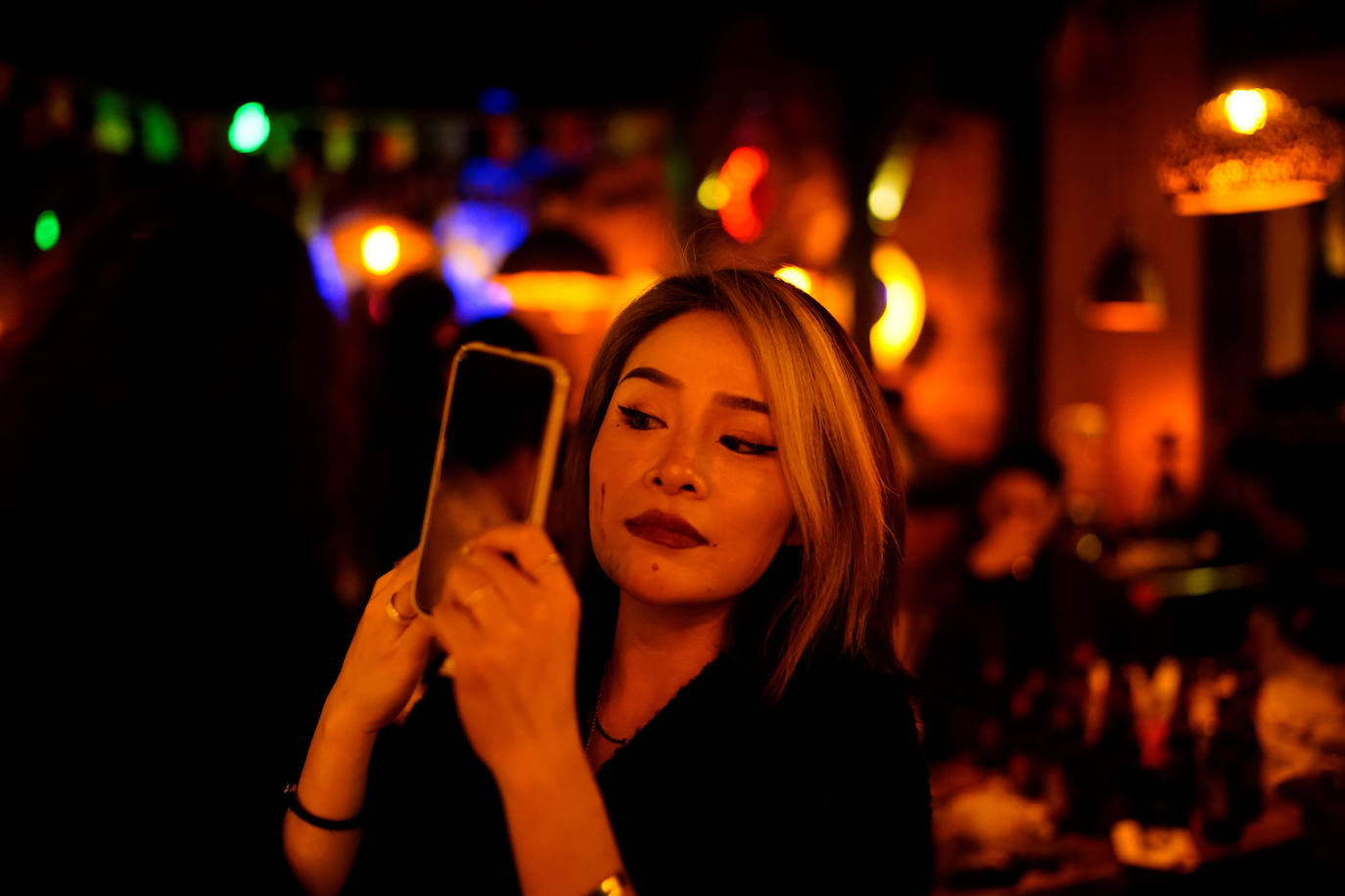 En Wuhan -China-, el epicentro original del brote de coronavirus, los residentes de la ciudad están regresando a la vida normal. Los funcionarios de salud de la zona publicaron el primer aviso público del virus, entonces desconocido, el 31 de diciembre de 2019. Hoy en día, los restaurantes, las calles comerciales, los bares y las discotecas están abarrotados. 