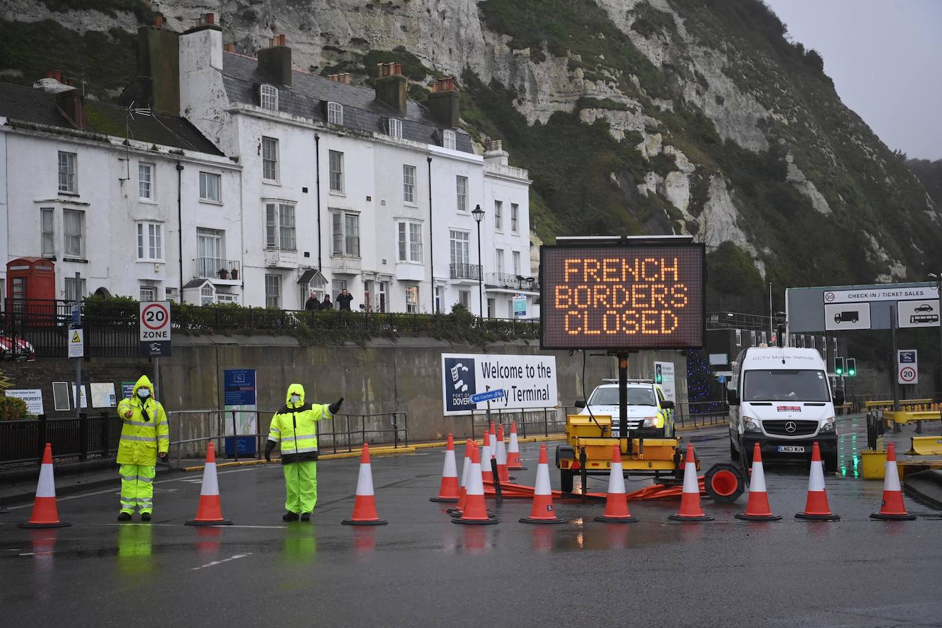 La complicación por la pandemia con la nueva cepa detectada en Reino Unido y el temor al Brexit derivan en un aluvión de transportes colapsados en los accesos