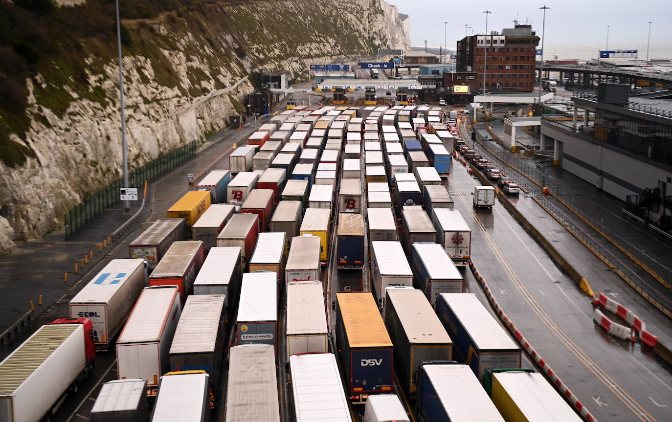 La complicación por la pandemia con la nueva cepa detectada en Reino Unido y el temor al Brexit derivan en un aluvión de transportes colapsados en los accesos