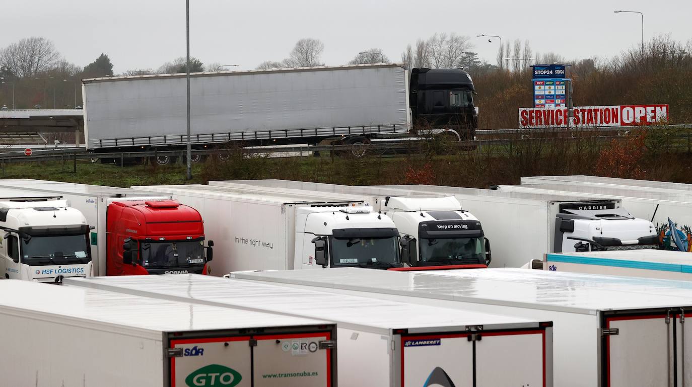 La complicación por la pandemia con la nueva cepa detectada en Reino Unido y el temor al Brexit derivan en un aluvión de transportes colapsados en los accesos