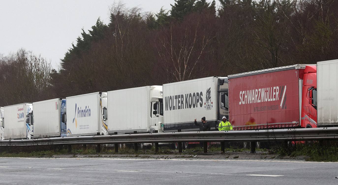 La complicación por la pandemia con la nueva cepa detectada en Reino Unido y el temor al Brexit derivan en un aluvión de transportes colapsados en los accesos