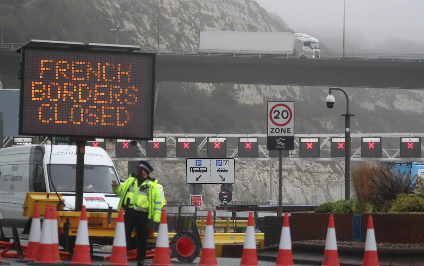 La complicación por la pandemia con la nueva cepa detectada en Reino Unido y el temor al Brexit derivan en un aluvión de transportes colapsados en los accesos