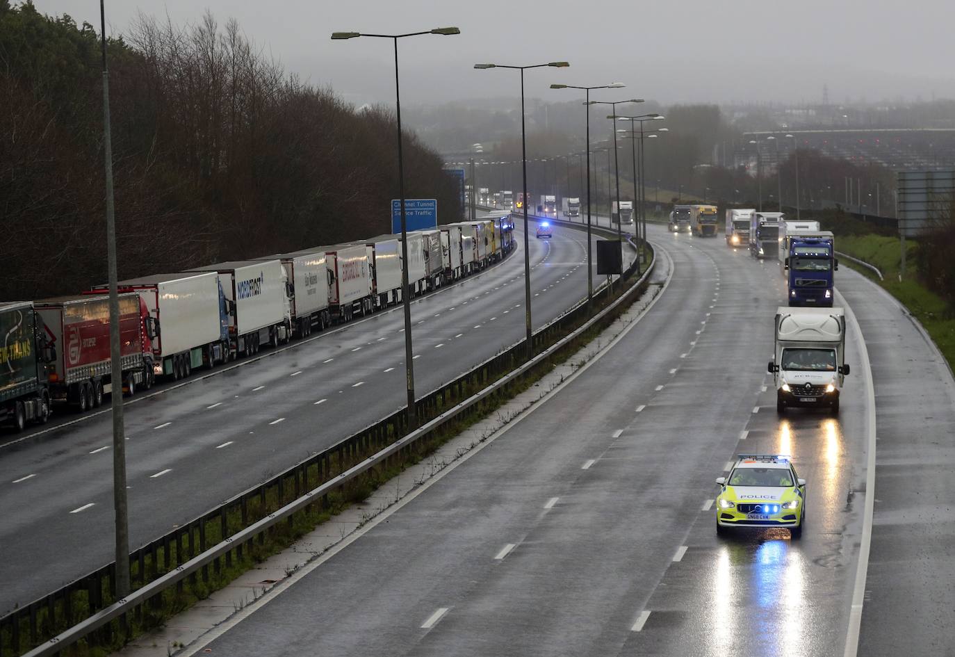 La complicación por la pandemia con la nueva cepa detectada en Reino Unido y el temor al Brexit derivan en un aluvión de transportes colapsados en los accesos