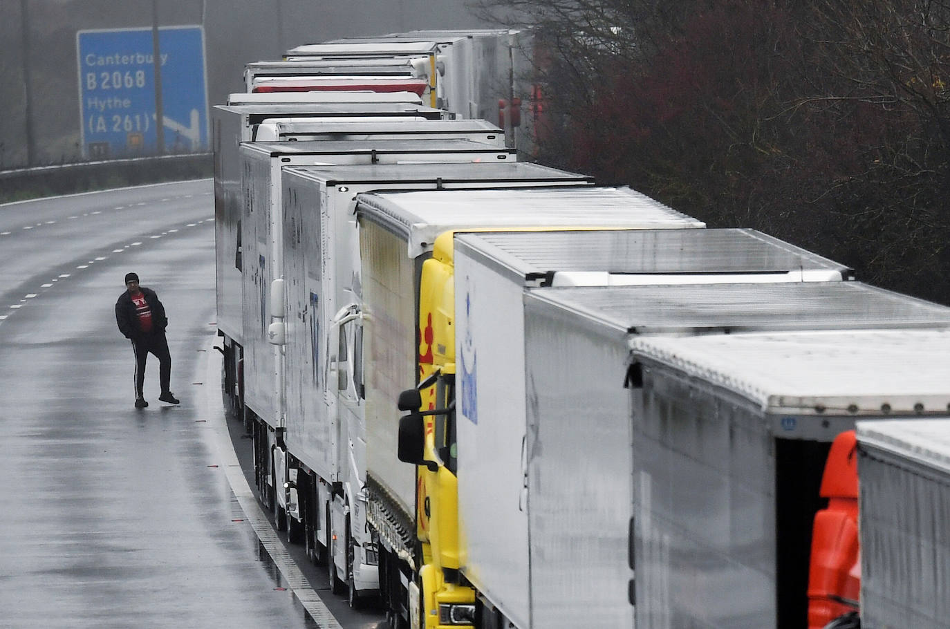 La complicación por la pandemia con la nueva cepa detectada en Reino Unido y el temor al Brexit derivan en un aluvión de transportes colapsados en los accesos