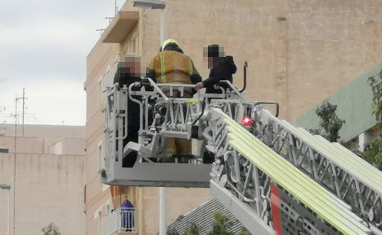 Los bomberos rescatan a los ancianos con la escalera mecánica. 