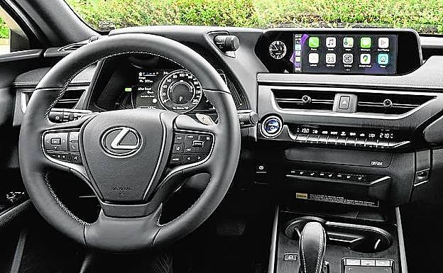 Pantalla central y cuadro de mandos digital tras el volante.