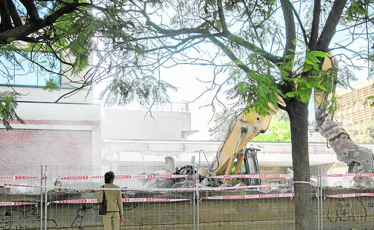 Trabajos de desescombre en la antigua escuela de Agrónomos, ayer.