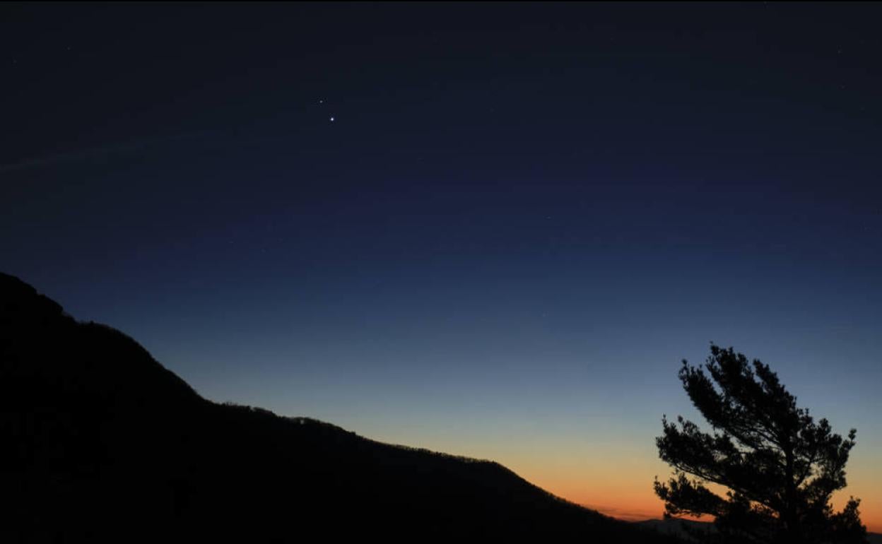 Júpiter y Saturno se distinguirán fácilmente del resto de estrellas.