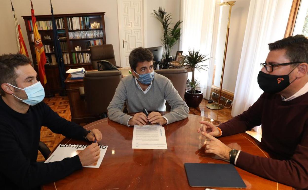 Carlos Mazón, entre Gerard Fullana (izquierda) y Javier Gutiérrez. 