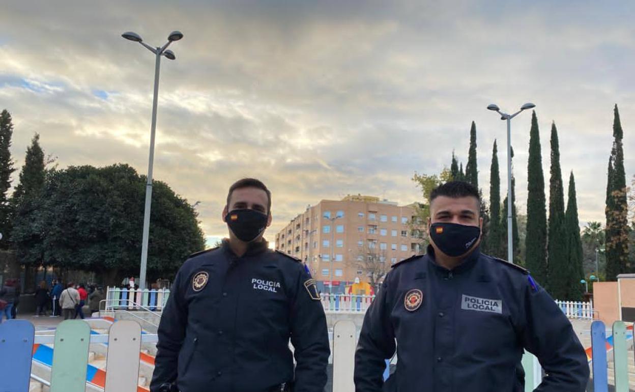 Los dos agentes de la Policía Local de Foios. 