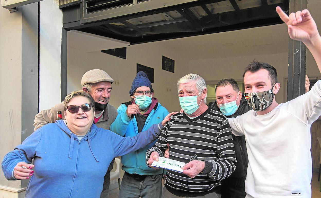 Afortunados de la asociación la Amistad, antiguo Casino de Meliana, celebran el premio. 