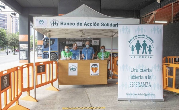 El punto de Banco de Alimentos en el estadio de Mestalla regresará mañana y el día de Nochebuena. 