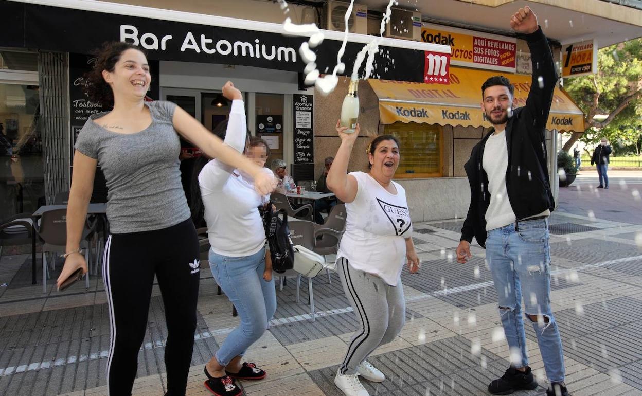 Una familia de Gandía celebra su suerte al haber comprado un décimo del segundo premio.