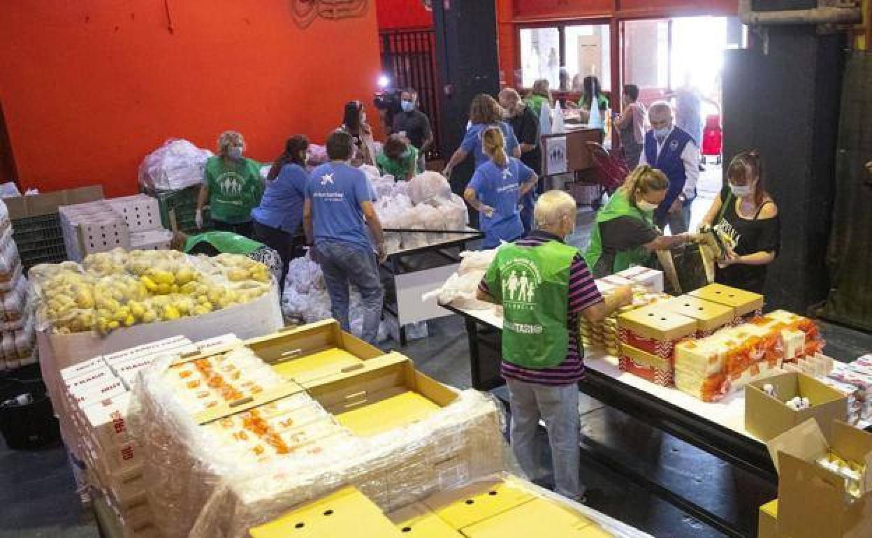 Punto de recogida en Mestalla en colaboración con el Banco de Alimentos. 