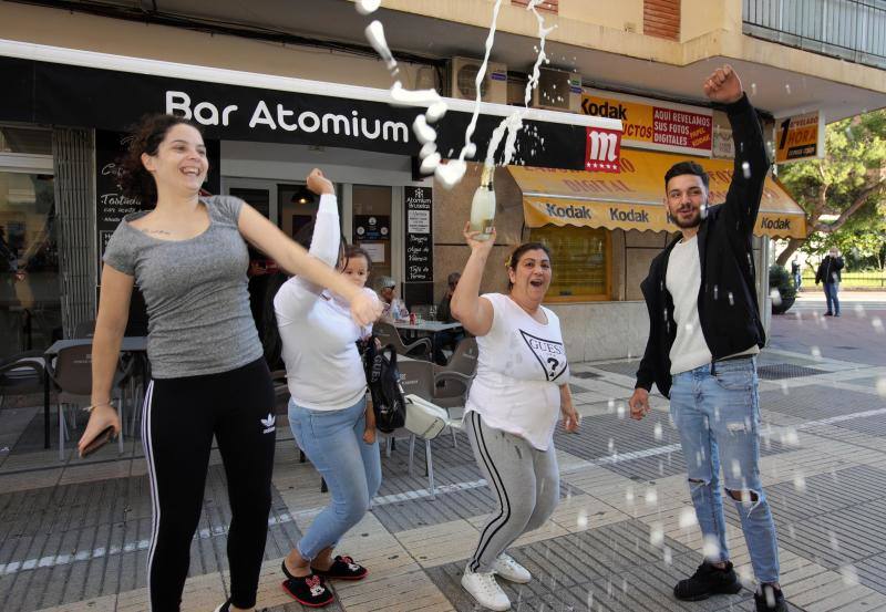 Una familia de Gandía celebra su suerte al haber comprado un décimo del segundo premio del Sorteo Extraordinario de Loteria de Navidad.