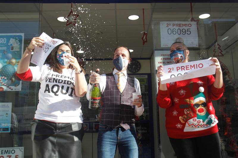 El dueño de la administración de Pinoso (Alicante) celebra con cava el segundo premio.