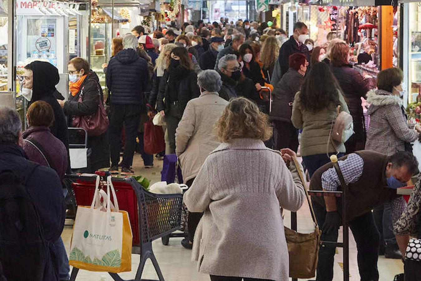 Los mercados y comercios del centro de Valencia se llenan de valencianos que se lanzan a las compras de última hora, en busca de esos productos que faltan en su lista de Navidad. Llegan las fechas más señaladas de estas fiestas y con ellas un repunte del consumo, más necesario que nunca tras los estragos de la pandemia. 