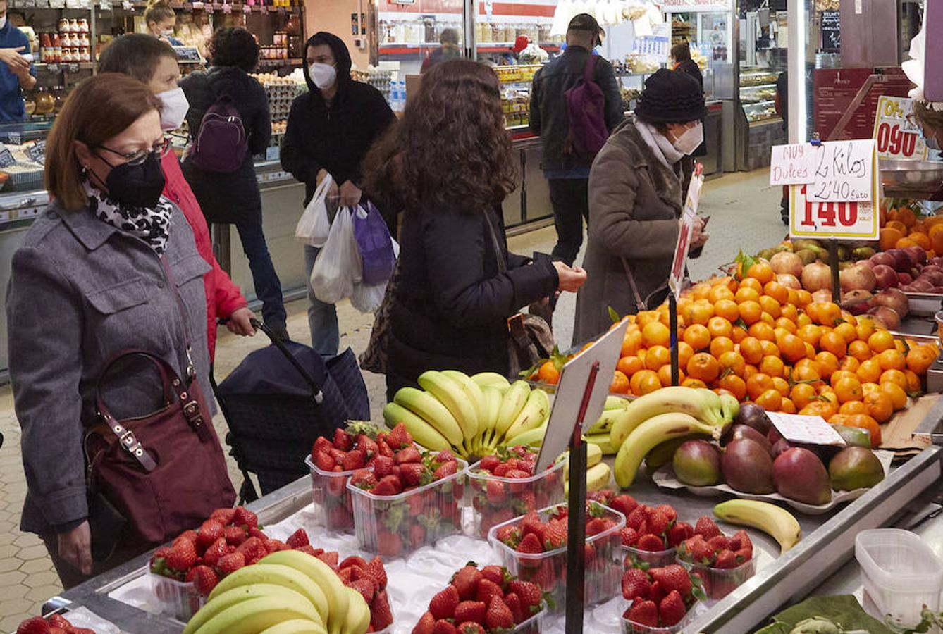 Los mercados y comercios del centro de Valencia se llenan de valencianos que se lanzan a las compras de última hora, en busca de esos productos que faltan en su lista de Navidad. Llegan las fechas más señaladas de estas fiestas y con ellas un repunte del consumo, más necesario que nunca tras los estragos de la pandemia. 