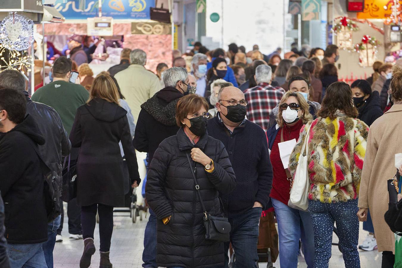 Los mercados y comercios del centro de Valencia se llenan de valencianos que se lanzan a las compras de última hora, en busca de esos productos que faltan en su lista de Navidad. Llegan las fechas más señaladas de estas fiestas y con ellas un repunte del consumo, más necesario que nunca tras los estragos de la pandemia. 