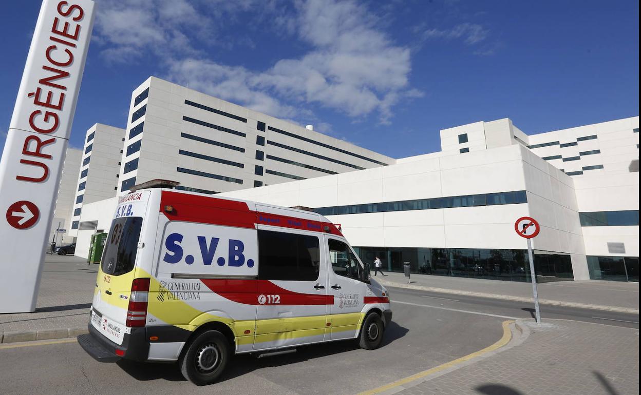 Una ambulancia entra en Urgencias del hospital La Fe de Valencia. 