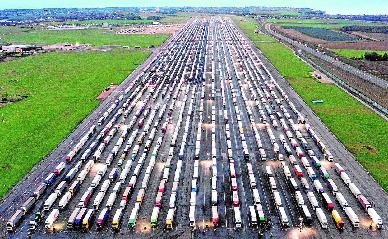 Cientos de camiones aparcados en el aeropuerto Manston en el sudeste de Reino Unido. 