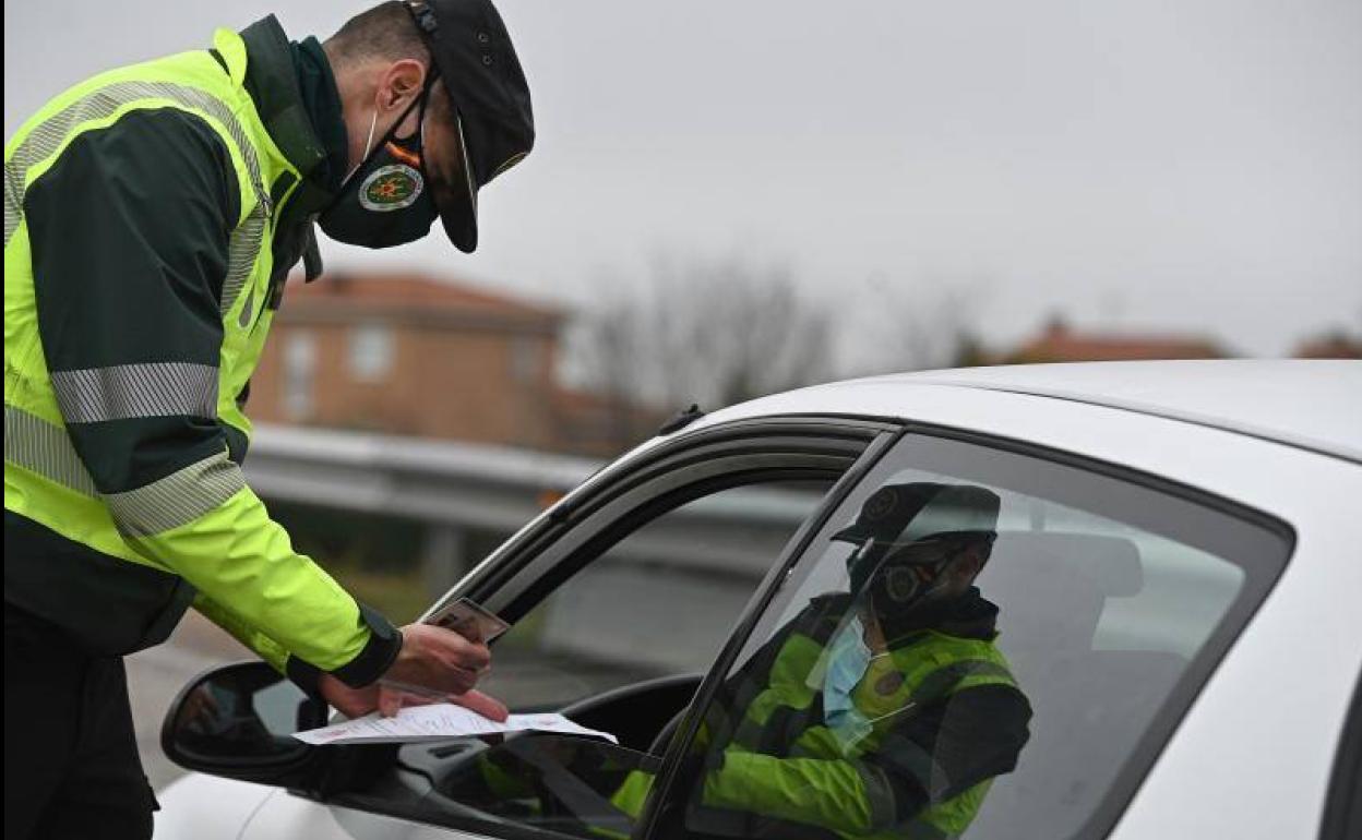 Un guardia civil pide el justificante. 