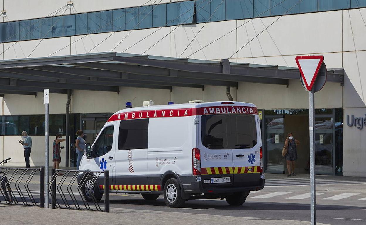 Una ambulancia en la puerta de Urgencias del hopital La Fe de Valencia. 