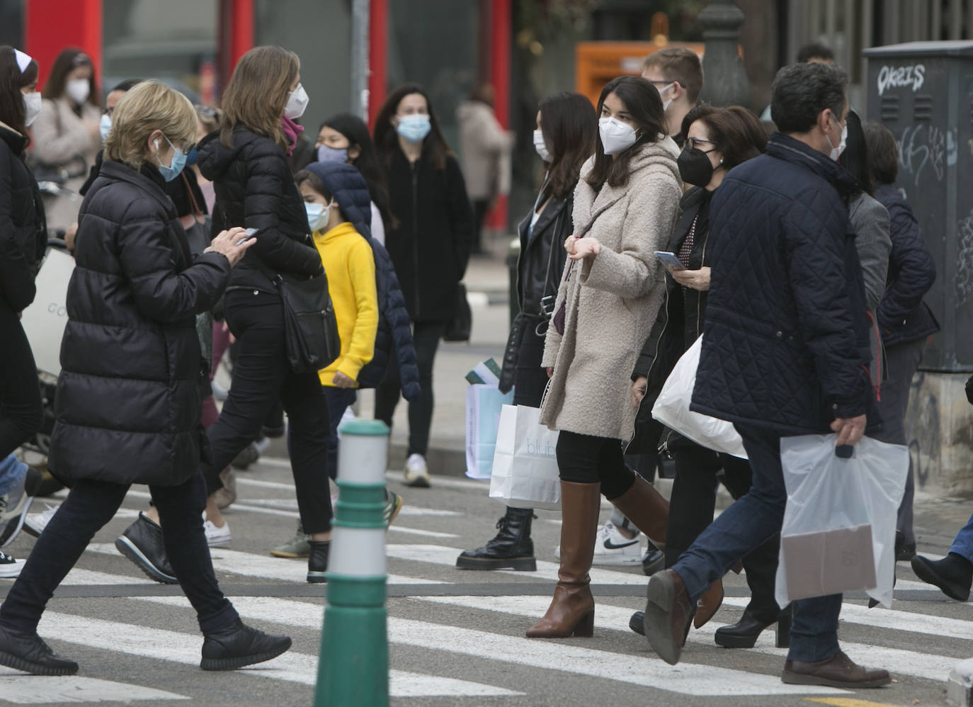 Los mercados y comercios del centro de Valencia se llenan de valencianos que se lanzan a las compras de última hora, en busca de esos productos que faltan en su lista de Navidad. Llegan las fechas más señaladas de estas fiestas y con ellas un repunte del consumo, más necesario que nunca tras los estragos de la pandemia. 