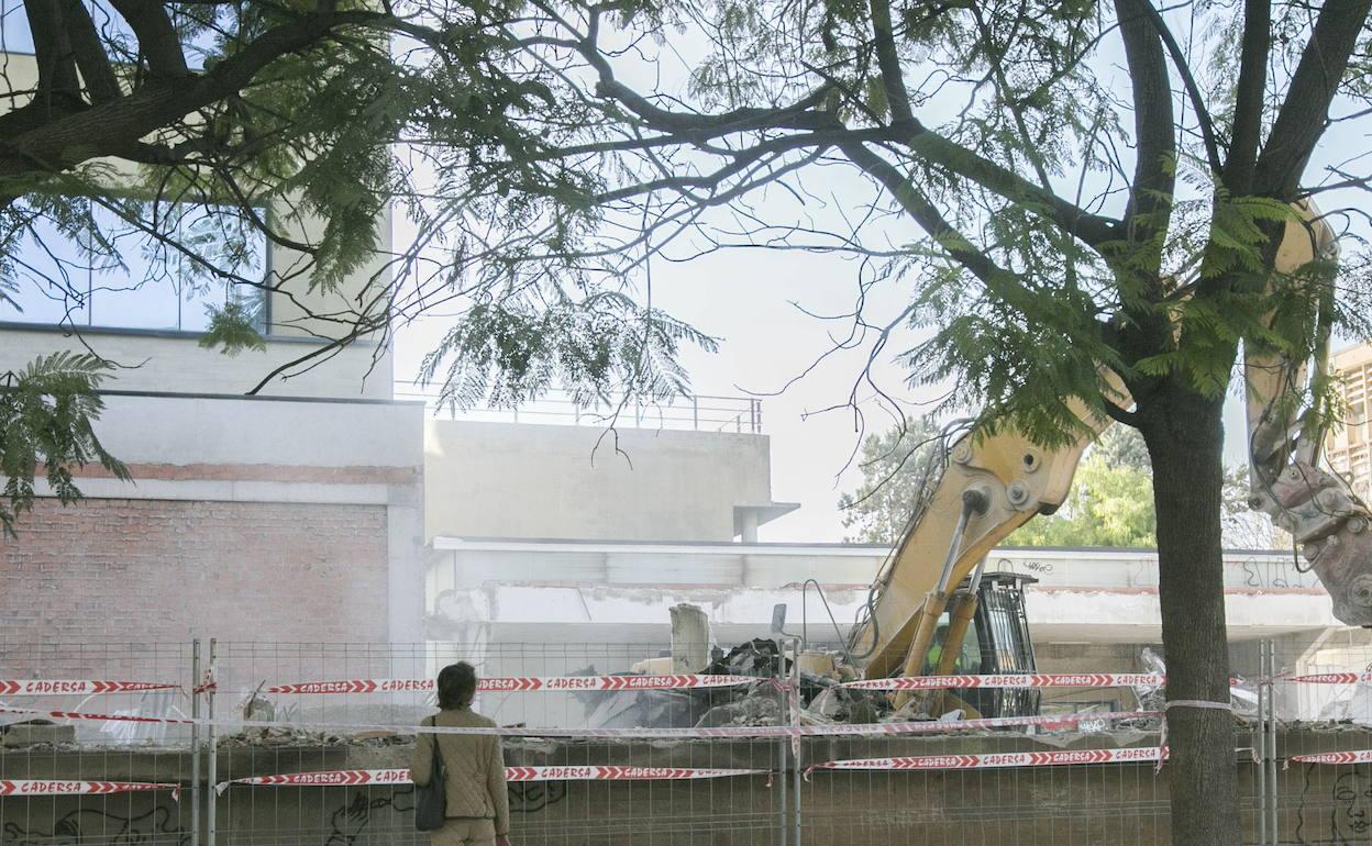 Derribos en las naves traseras de la antigua Escuela de Agrícolas. 