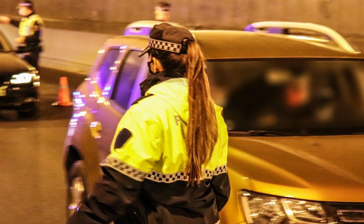 Una agente de la Policía Local de Alicante, durante un control de tráfico anoche. 