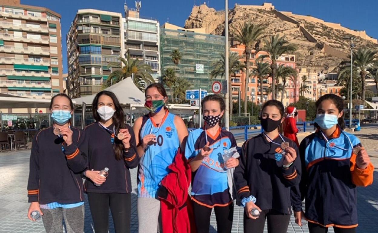 Algunas de las participantes esta mañana en el paseo de la playa del Postiguet. 
