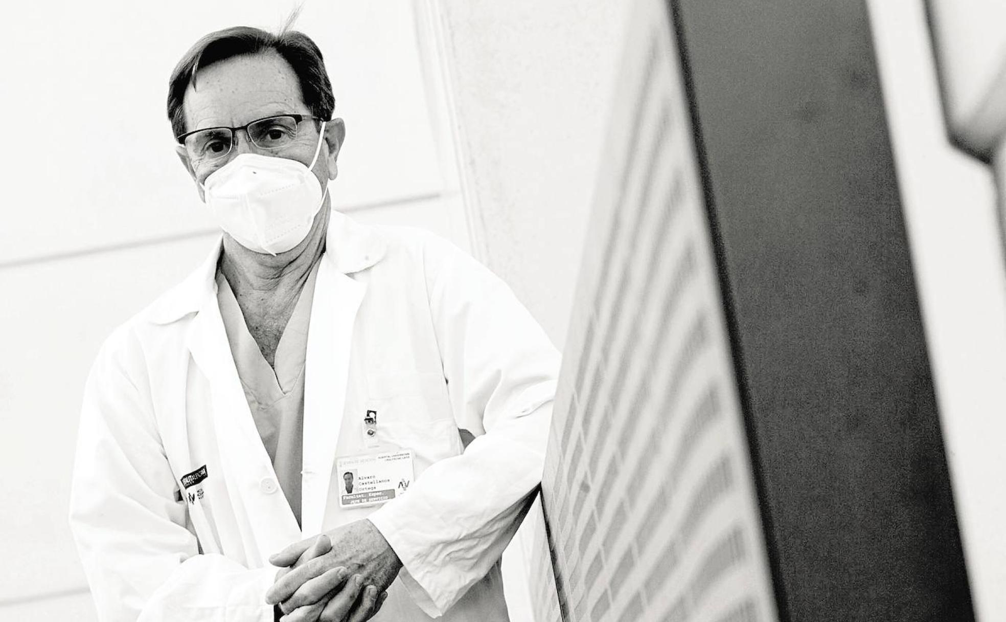 El doctor Álvaro Castellanos frente al hospital La Fe de Valencia. 