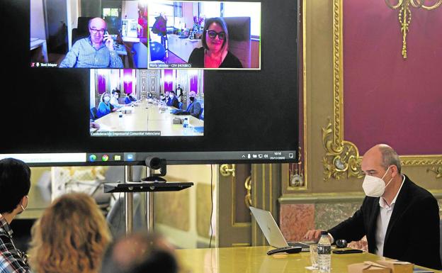 Toni Mayor (pantalla superior izquierda), de Hosbec, participó por videoconferencia.