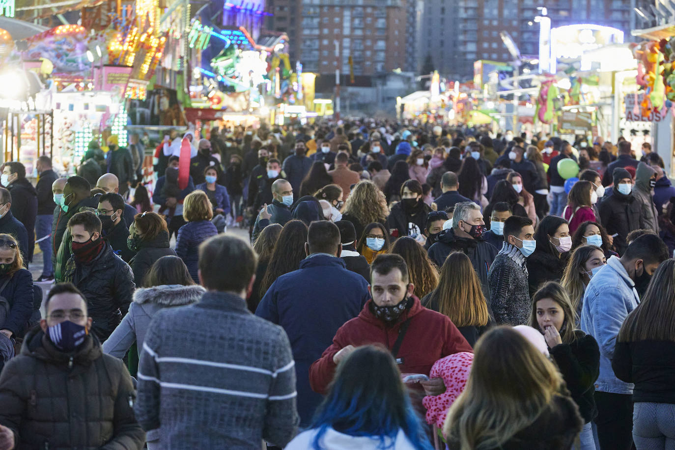 El coronavirus no puede con la Navidad en Valencia. El mercadillo de artesanía, el carrusel y la feria de atracciones concentran la atención de adultos y pequeños. 