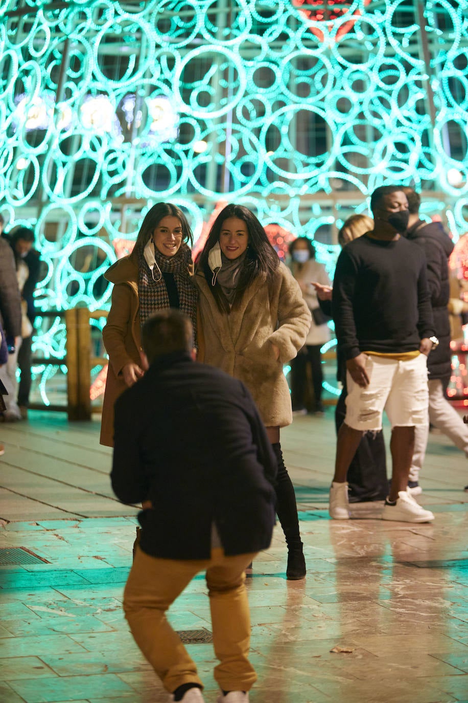 El coronavirus no puede con la Navidad en Valencia. El mercadillo de artesanía, el carrusel y la feria de atracciones concentran la atención de adultos y pequeños. 