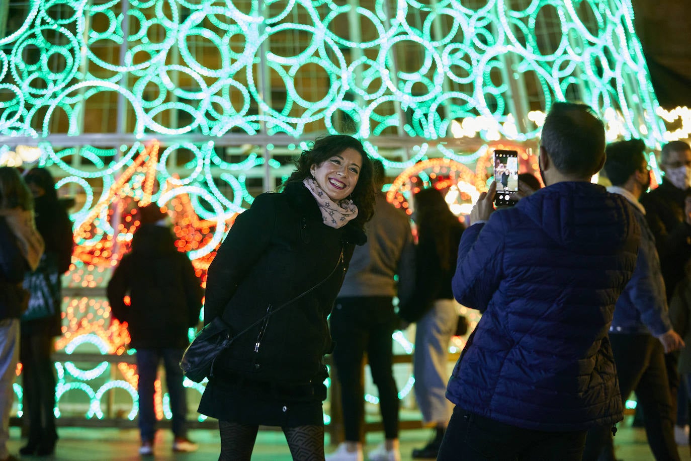 El coronavirus no puede con la Navidad en Valencia. El mercadillo de artesanía, el carrusel y la feria de atracciones concentran la atención de adultos y pequeños. 