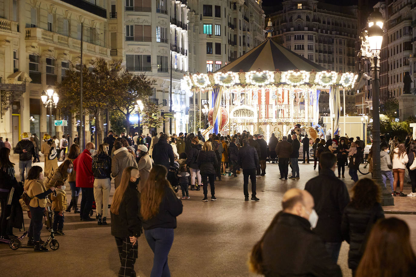 El coronavirus no puede con la Navidad en Valencia. El mercadillo de artesanía, el carrusel y la feria de atracciones concentran la atención de adultos y pequeños. 