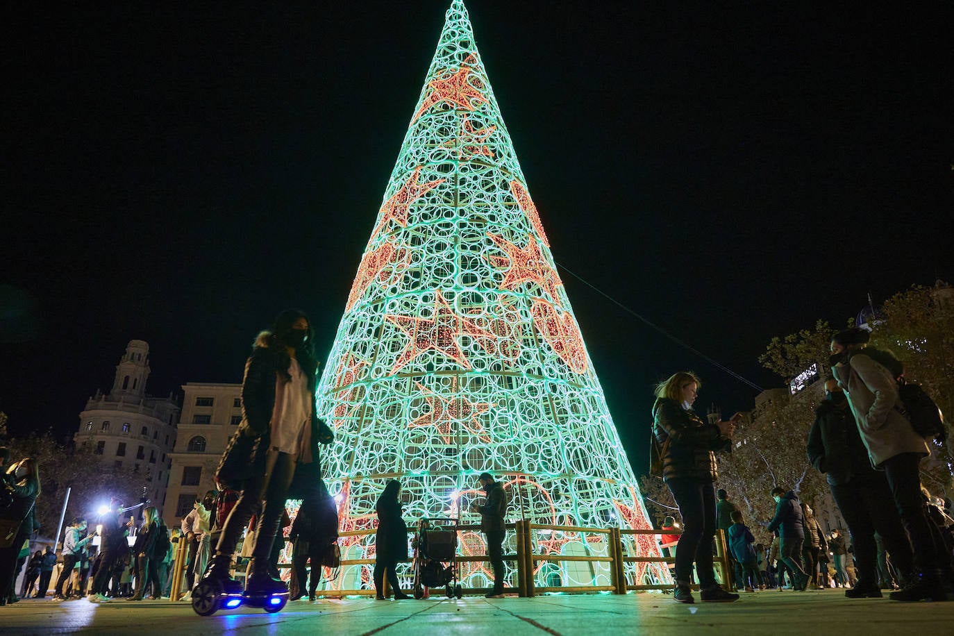 El coronavirus no puede con la Navidad en Valencia. El mercadillo de artesanía, el carrusel y la feria de atracciones concentran la atención de adultos y pequeños. 