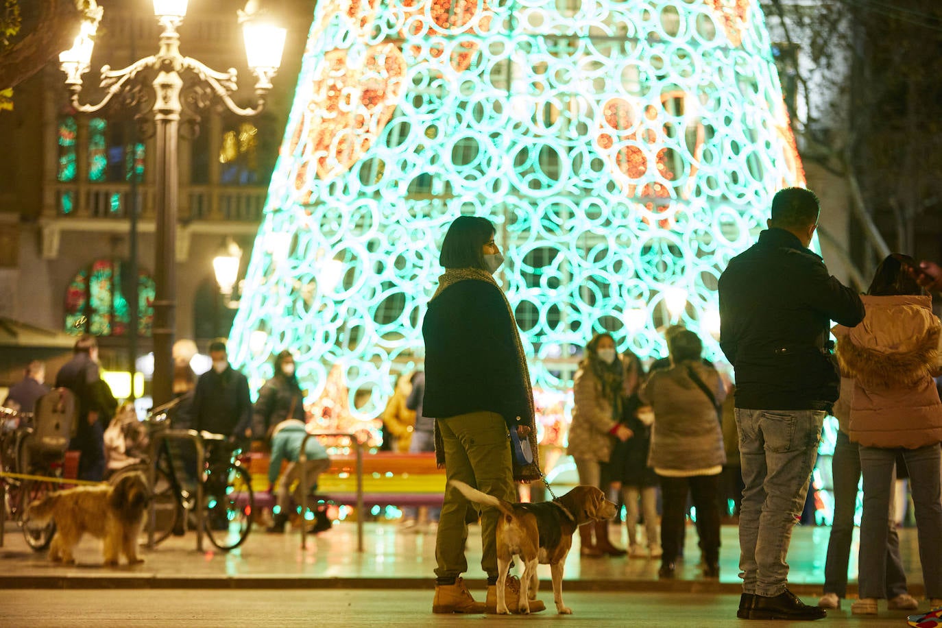 El coronavirus no puede con la Navidad en Valencia. El mercadillo de artesanía, el carrusel y la feria de atracciones concentran la atención de adultos y pequeños. 